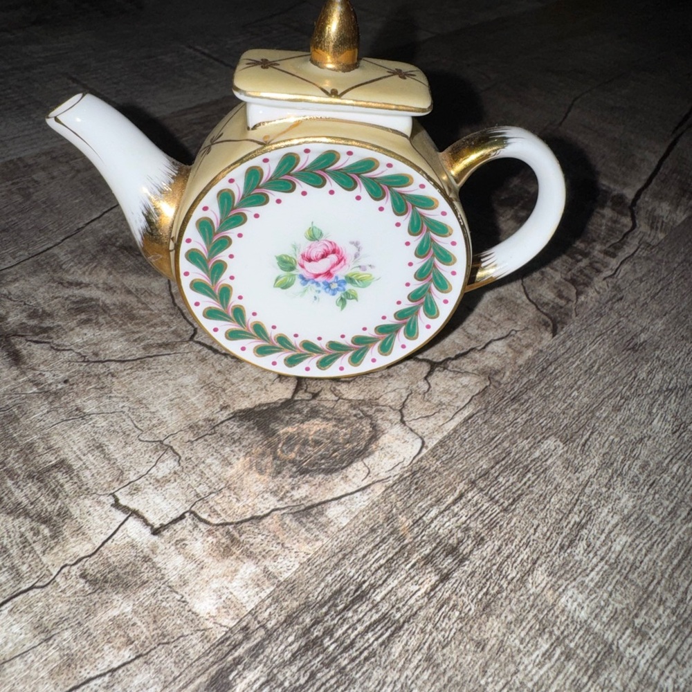Vintage mini Victorias garden teapot